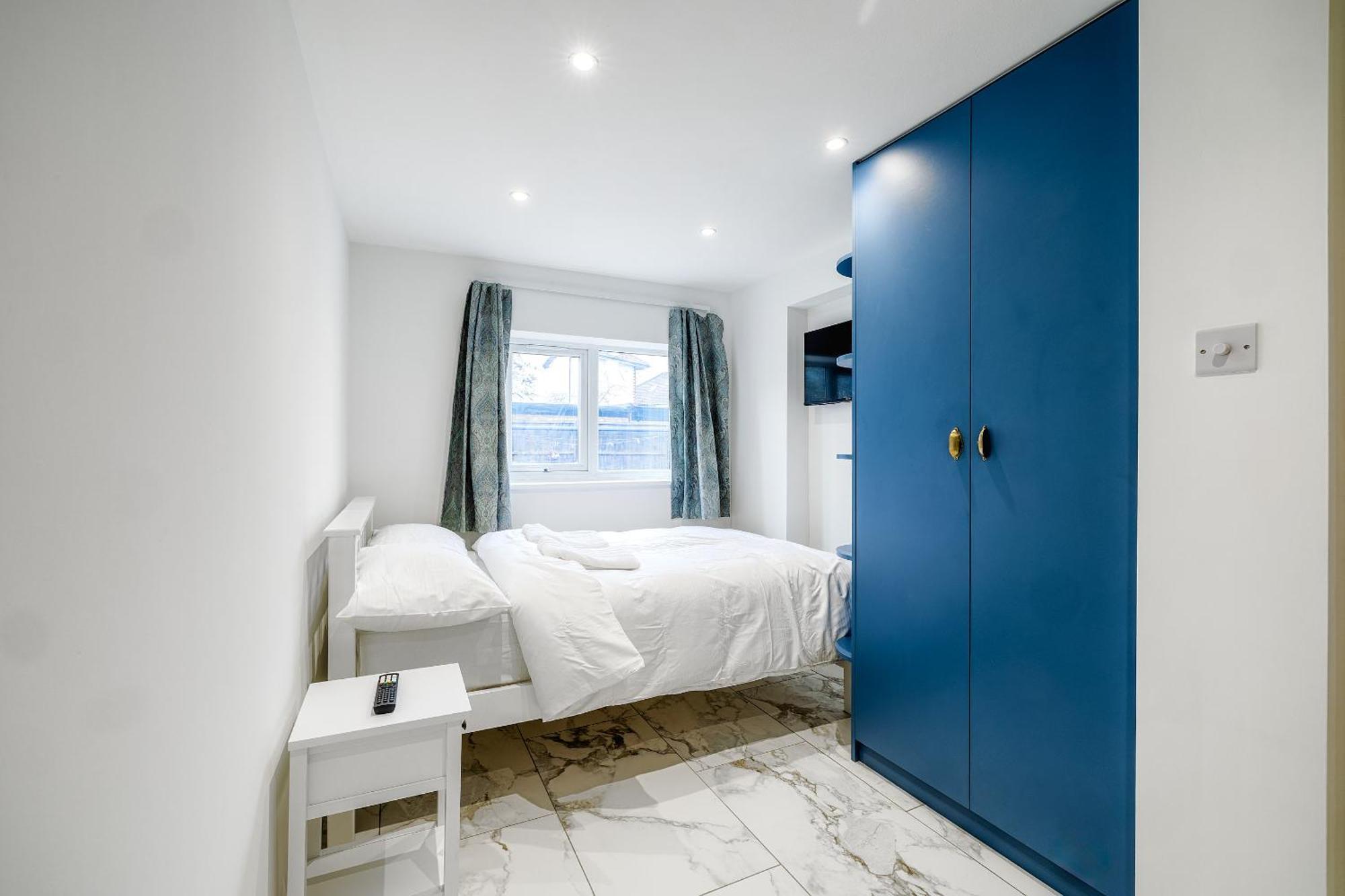 Luxurious 2 Bedroom Flat With Parking And Garden, 5 Mins Walk To Train Station And Bus Stop Opposite Property Лондон Екстериор снимка